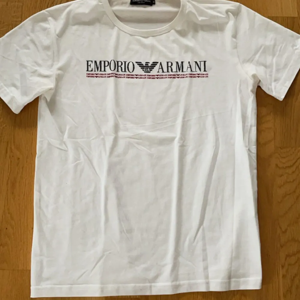 Armani t-shirt Skick 9/10 . T-shirts.