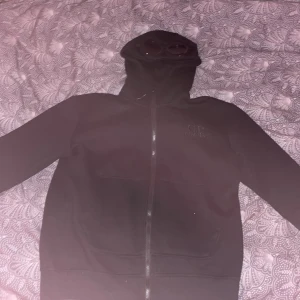 Cp.company zip-up - Den är i bra skick, har inte använts så mycket för växte ur den snabbt.