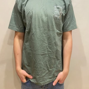 St. barth t-shirt  - T-Shirt St.Barth  Modell: 184cm och väger 70kg  Skick: allmänt använd  Storlek: L  Material: bomull 