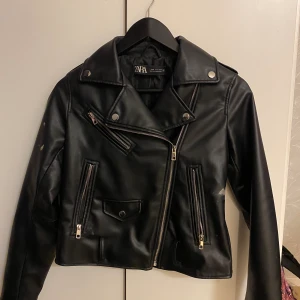 Skinnjacka (imitation) - Skinnjacka från Zara, knappt använd