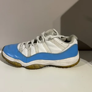 Jordan 11 - Säljer ett par Jordan 11 unc för 500kr. DemÄr använda och slitna men inte överdrivet. Kan skicka fler bilder om du är intresserad. Storlek 44 och köparen står för frakten. Pris kan diskuteras vid snabbt köp. Skorna är självklart äkta.