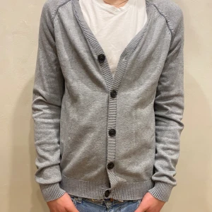 Kofta Selected Homme  - Kofta Selected Homme Modell: 184cm & väger 84kg  Skick: allmänt använd Färg: grå Material: bomull 