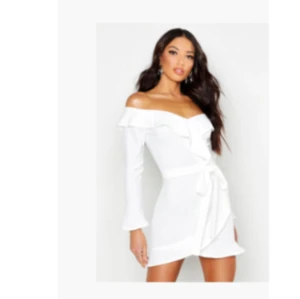 Student klänning - Helt ny aldrig använd. Prislapp kvar. Skriv för fler bilder. 