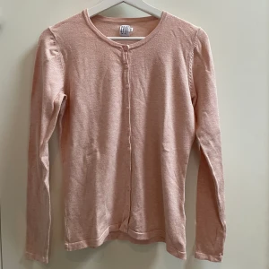 Kofta Saint Tropez (S) - Superfin ljusrosa kofta från Saint Tropez i storlek S