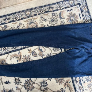 25-7 jeans låg midja strl S - Strl S, använda ett fåtal gånger. Det finns några få små färgförändringar i tyget som funnits där sen jag köpte dem. 