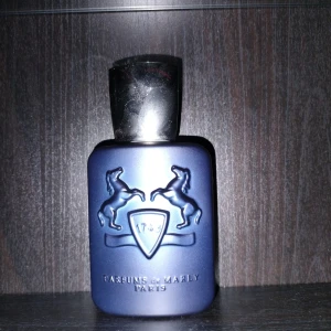 Perfums de marly layton - En fantastisk nische doft utav huset "perfums de marly" är riktigt god och funkar till vår, höst, vinter och sommar nätter. Det är 67 av 75ml kvar. Pris går defenitivt att diskutera, Hör gärna av er vid fler frågor, tack!