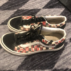 Vans old skool skor - Säljer dessa gammal vans skor i storlek 40.5 men passar också 40💗  Modellen är slutsåld överallt 🫶🏽