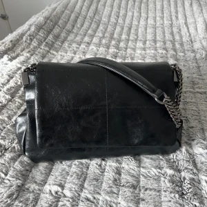 Stor väska - En lite större handväska med massa plats och en innerficka, från ZARA. Knappt använd💜