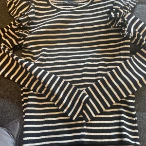 Zara tröja - Säljer denna super söta tröja från zara🤍 använd fåtal gånger och är i mycket bra skick🙏🏻 