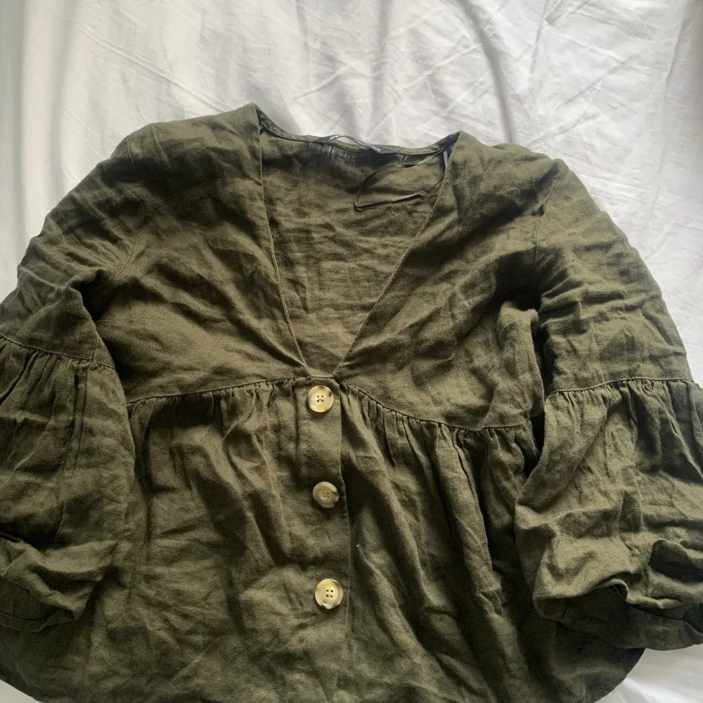 Militärgrön blus från zara😍🙏såå himla fin perfekt nu till sommar och vår ! Sitter bra på mig som är 36👌. Blusar.