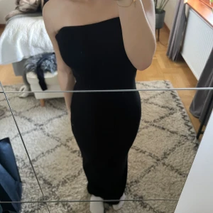 Svart tub klänning  - En svart tight ”ribbad” tub klänning utan ärmar eller snören. Använd 1 gång, väldigt fint skick.  Från nakd i stl S. 