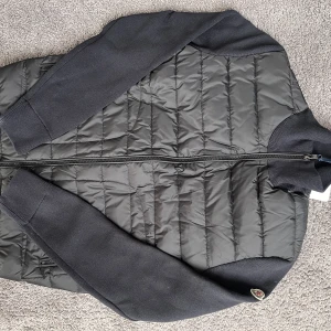 Moncler Cardigan Svart - Helt ny Moncler cardigan med Nfc tag.