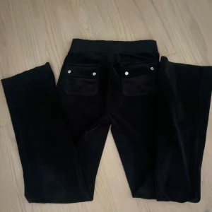 Svarta Juicy Couture byxor!  - Säljer nu mina fina Juicy Couture byxor då dom inte längre används. Hela och i fint skick! Stl XS 