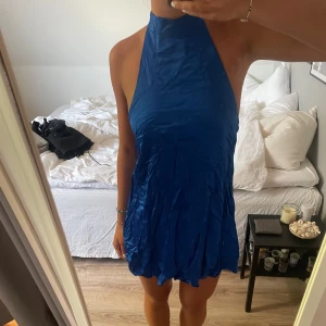 Klänning  - Satin klänning från zara, skrynklig på bilden men går att stryka bort!