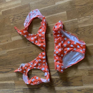 Bikini - En orange, oanvänd bikini med vita prickar. Storlek 164, funkar för folk som har xs. 