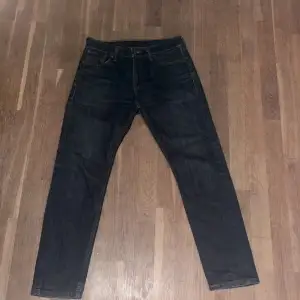 Säljer dessa Oanvända Levi’s jeans herr för att jag inte har någon användning av de( W=30 och L=30) .Nypris 999kr Kontakta säljaren för yttligare bilder och information kring produkten!