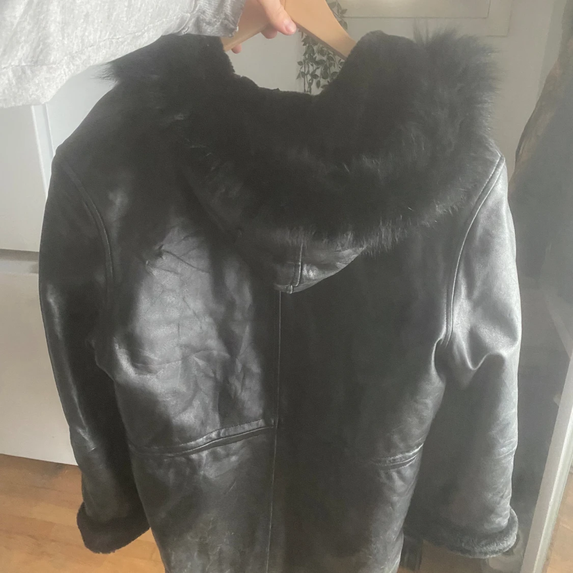 Läderjacka med rävpäls luvva - 90