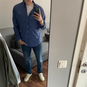 Polo Ralph Lauren Skjorta  - Skjorta från Ralph Lauren. Okej skick, inga defekter. Skriv om funderingar eller fler bilder!