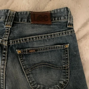 Snygga lågmidjade jeans  - Säljer dessa super snygga jeans från lee för de var för små för mig i midjan. Skriv för frågor💕