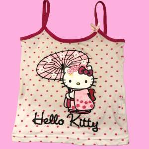 Jättegulligt prickigt Hello Kitty linne!! storlek 116 men passar nog någon som har XS eller mindre! Materialet är stretchigt (bomull). Jag brukar ha S i vanliga fall. Det blir som en crop top🩷 Hör gärna av dig vid frågor!