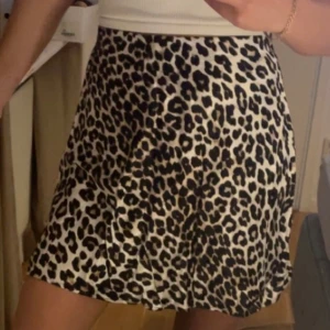 Kjol  - Snygg kjol i leopard mönster, aldrig använd. 