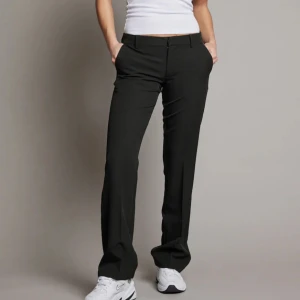 Kostymbyxor Vera - lågmidjade kostymbyxor använda få gånger