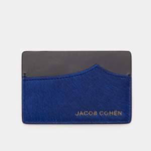 Tvärfet jacob Cohen card holder. Helt ny i box. Nypris ca 850kr vårat pris 500kr✅ dm vid frågor                                                                Mvh Doré.reselll