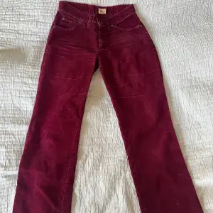 Sååå coola manchesterbyxor från lee! Lite försmå för mig men sådär sitter de på mig! De är blandad straight bootcut- mittemellan. Bra skick Måtten är Midja: 36 Längd: 102 Innerben: 77