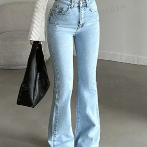 Jeans - Jag säljer mina jeans som jag beställde nyligen från shein. Jag säljer pga den var för små för mig och det väldigt synd då jag fick den nyss därför säljer jag den skit snygga jeansen i helt nytt skick!! Skriv bara privat för bilder ifall ni vill se💗💗