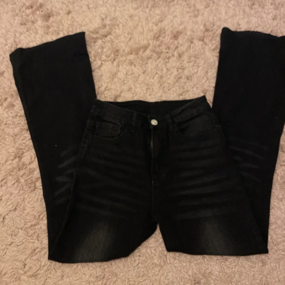 Ett par svarta bootcut jeans som är köpt från secondhand och aldrig använts. Jeans & Byxor.