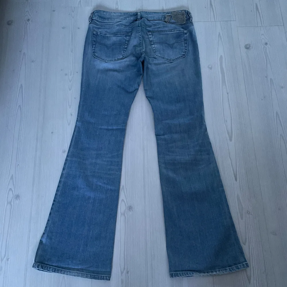 Lågmidjade jeans från diesel  Midjemåttet 40  Innerbenslängd 84 Ytterbenslängd 104 Jag är 168💗. Jeans & Byxor.