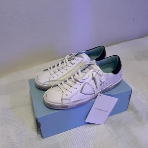 Philippe Model - Helt nya allt OG Storlek: 41, 44 finns Pris: 2699kr Skriv vid frågor och funderingar!