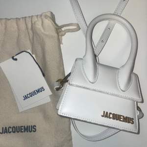 Säljer min Jaquemus väska i vit. Köptes för något år sedan men är knappt använd. Den har liten förhänderna på kanten som man ser på bild nmr 2, annars är den helt felfri💖💖 Pris kan diskuteras!