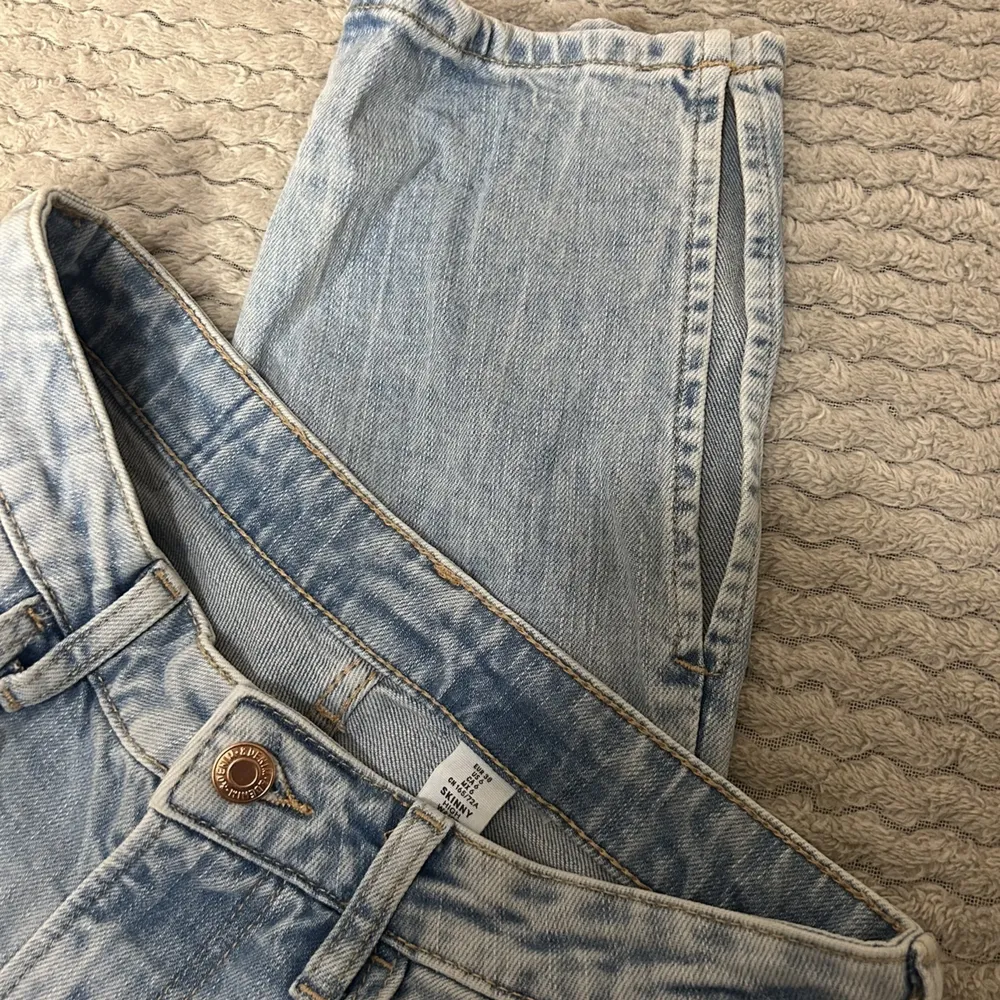 Utsvänga jeans med slits från h&m. Knappt använda. Jeans & Byxor.