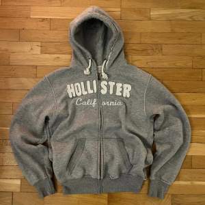 Säljer den här vintage grå hollister zip hoodien i storlek xxl men passar som M då den inte används längre! 