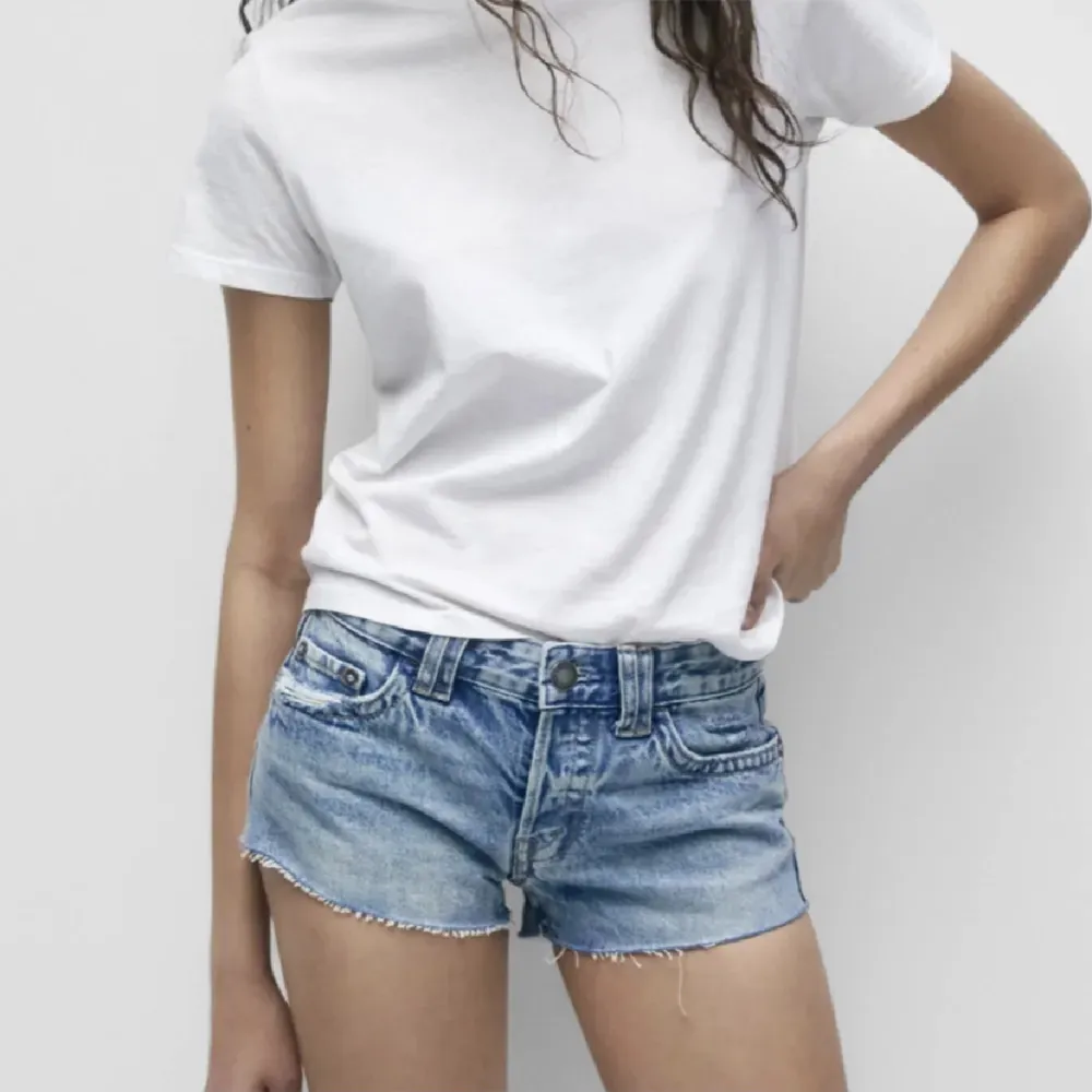 Säljer dessa helt oanvändbar Pull&Bear low waist jeans shorts!! Super snygga! Tryck på köp nu! . Shorts.