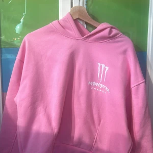 Monster hoodie - Rosa monster hoodie i storlek medium 