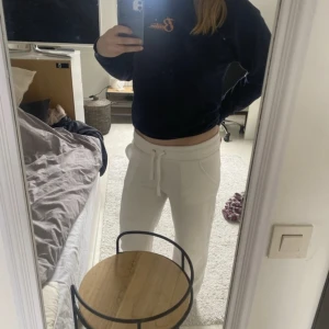 Tjock tröja - Den är använd ett fåtal gånger men just nu ligger den bara i min byrå!  Pris kan diskuteras 🩵