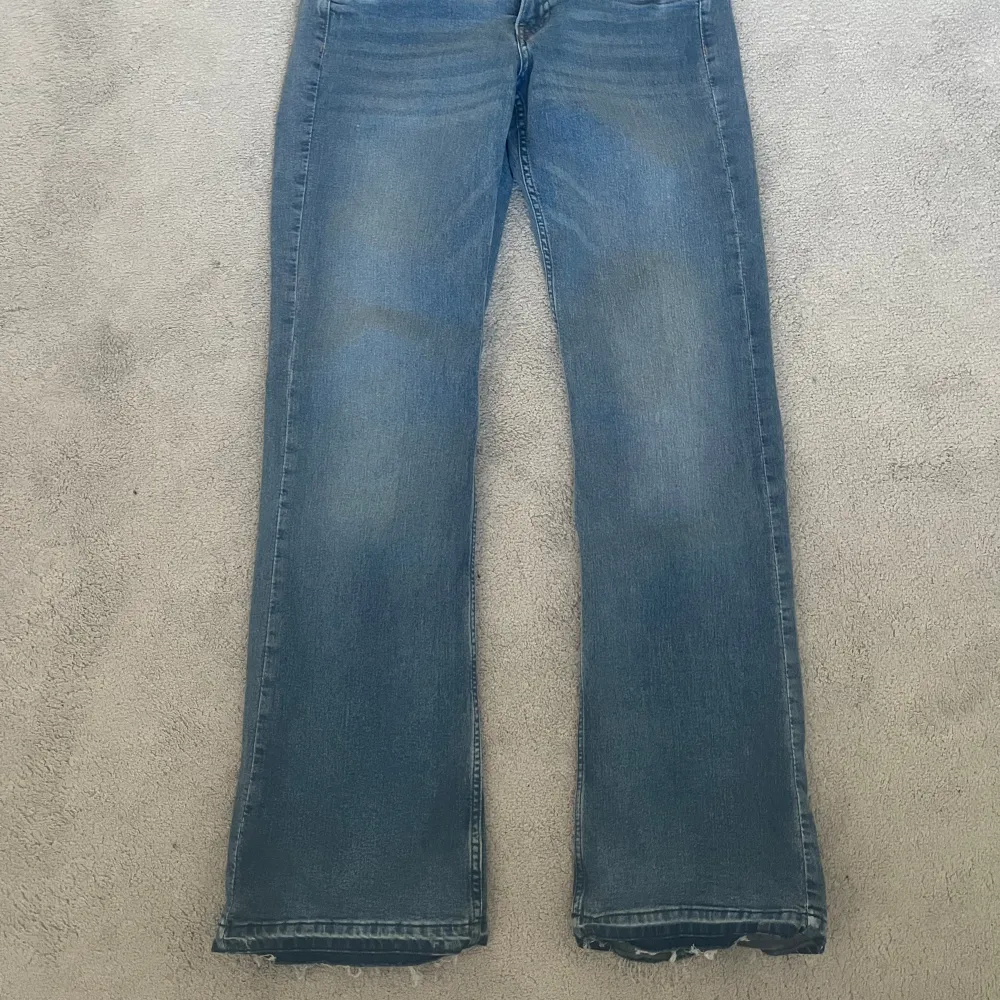 Blåa lågmidjade utsvängda jeans från H&M i storlek 42, sitter mer som en 40. Jag är ca 175 cm lång 😊. Jeans & Byxor.