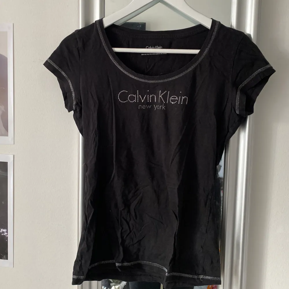 Svart Calvin Klein T-shirt med silver detaljer 🤍 fint skick . T-shirts.