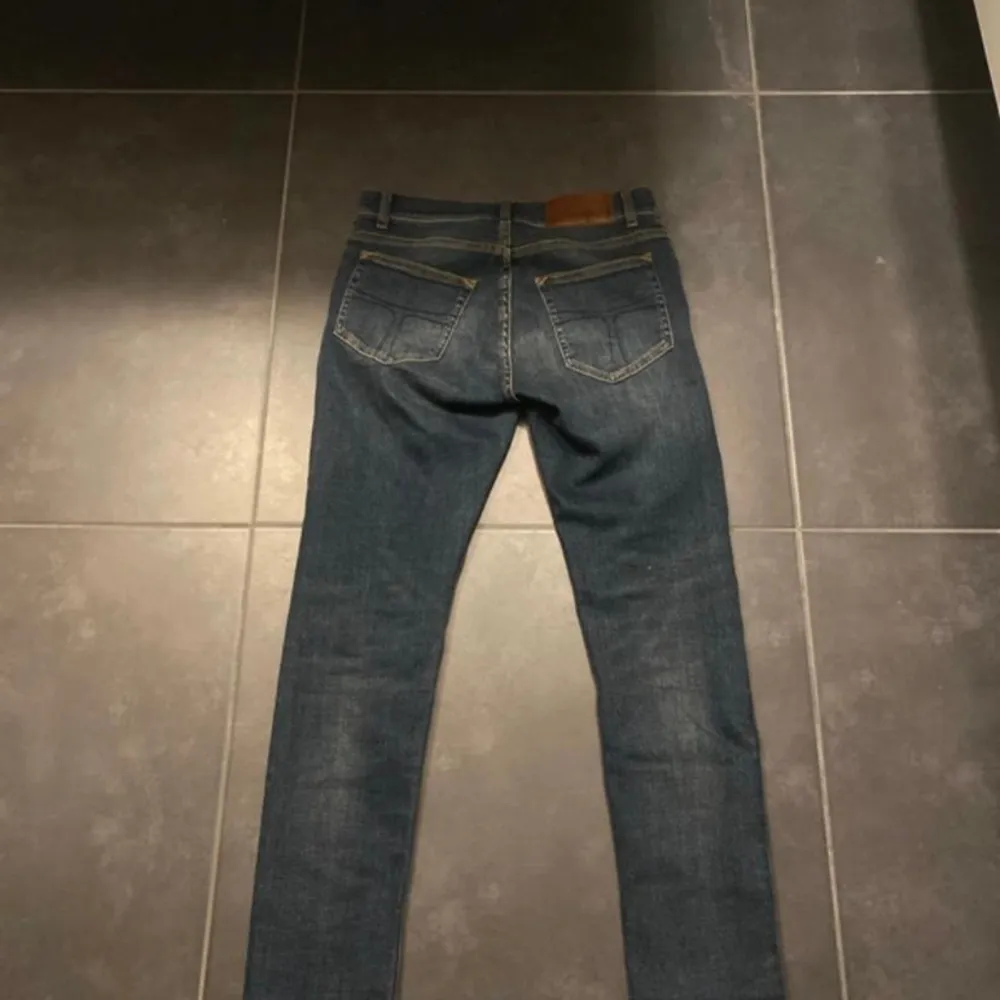 Tiger of Sweden jeans i storlek 28/32. I skick som nytt. Modellen är ”Evolve”, passformen är slim. Skriv vid frågor eller funderingar, även om ni vill ha fler bilder eller liknande! 😉. Jeans & Byxor.