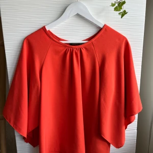 Blus från Zara - Fin blus med luftig lite flygig ärm. Mörkt orange. Mycket fint skick. Storlek M 🌿