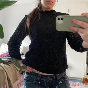 Spets blus - Svart spets blus med en halvpolokrage