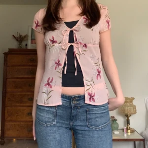 Vintage kofta - Mönstrad kofta/blus med två knytningar framtill, från Hennes alltså vintage H&M! 🌸