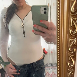 Vit body - Jätte snygg vit body med dragkedja och genomskinliga ärmar!