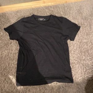 Svart t-shirt - Vanlig svart t-shirt som funkar till allt. Skick 10/10.