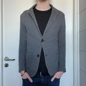 Riktigt snygg kavajliknande cardigan från Zara Man. Storlek: S. Modellen är 181 lång. Pris: 489kr