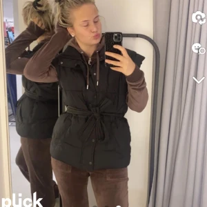 Juciy dress brun - Jag säljer min juciy dress i storlek S/XS Ny skick, inga skador/märken alls på varken byxorna eller tröjan  Snabb affär kan jsg sänka det ännu mer!  Bara att skriva om ni har någon fråga eller om ni önskar någon mer bild! 💞 