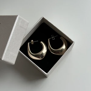 Superfina örhängen  - Superfina örhängen som jag säljer då dom inte används. Sterling silver.  Kan skickas om köparen står för frakten. 