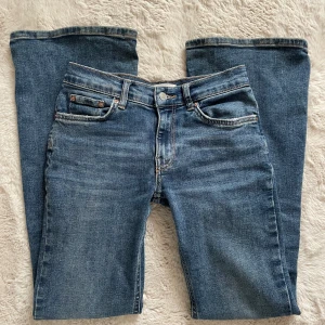 Low waist bootcut jeans - Supersnygga blå jeans nu till våren, använda men i bra skick. Lite för korta på mig som är 170💗pris går att diskutera vid snabb affär💞